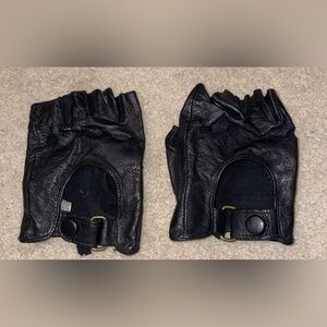 Carolina Amato Women’s Black Leather Fingerless Leather Gloves